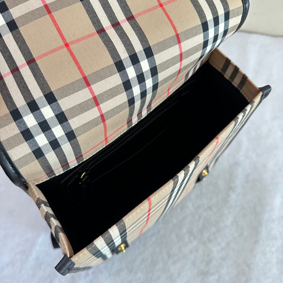 Burberry-Bouguer pattern square shaped college style