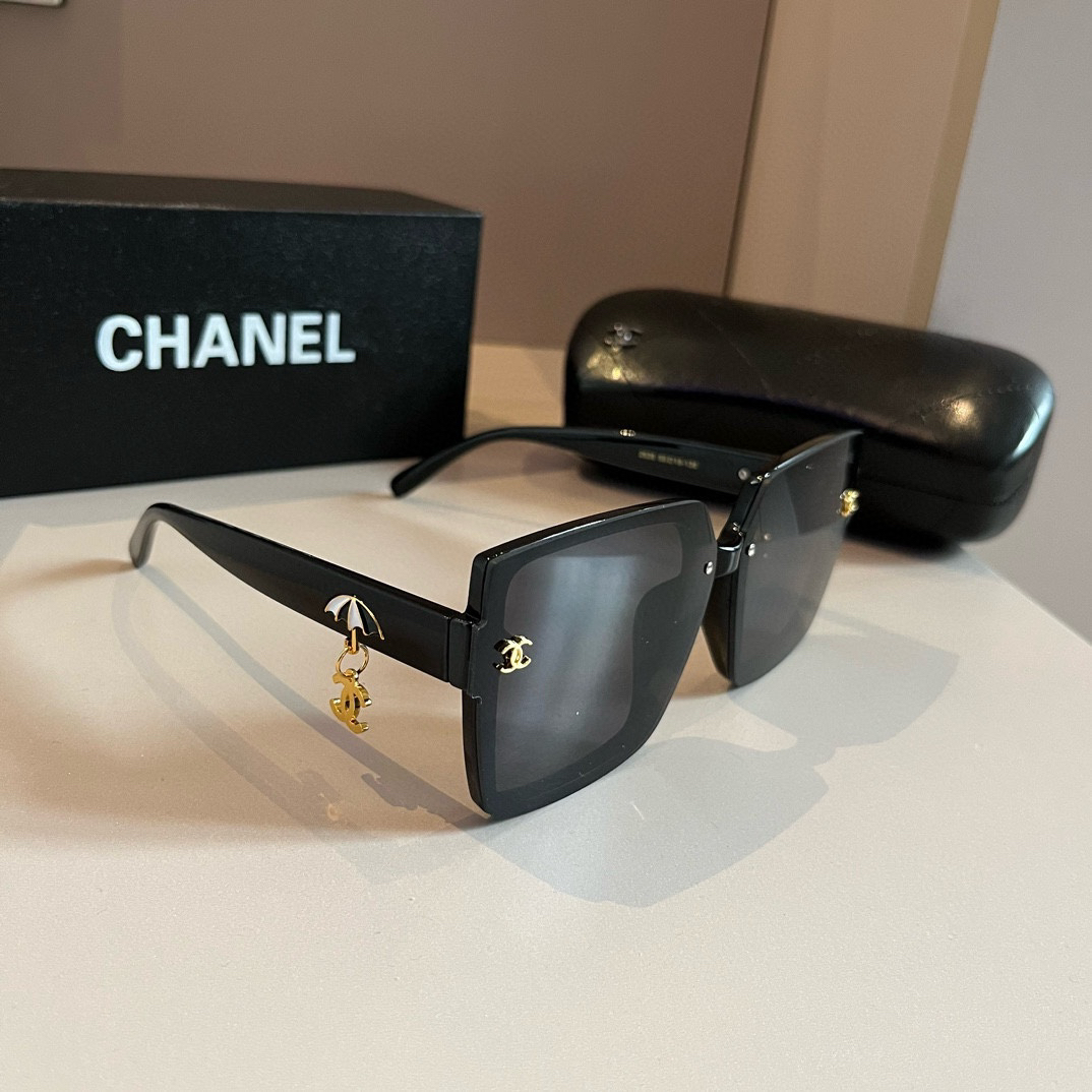 Chanel-Pendant logo Sunglasses