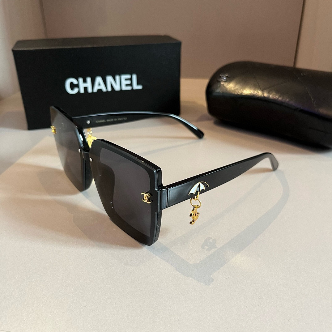 Chanel-Pendant logo Sunglasses