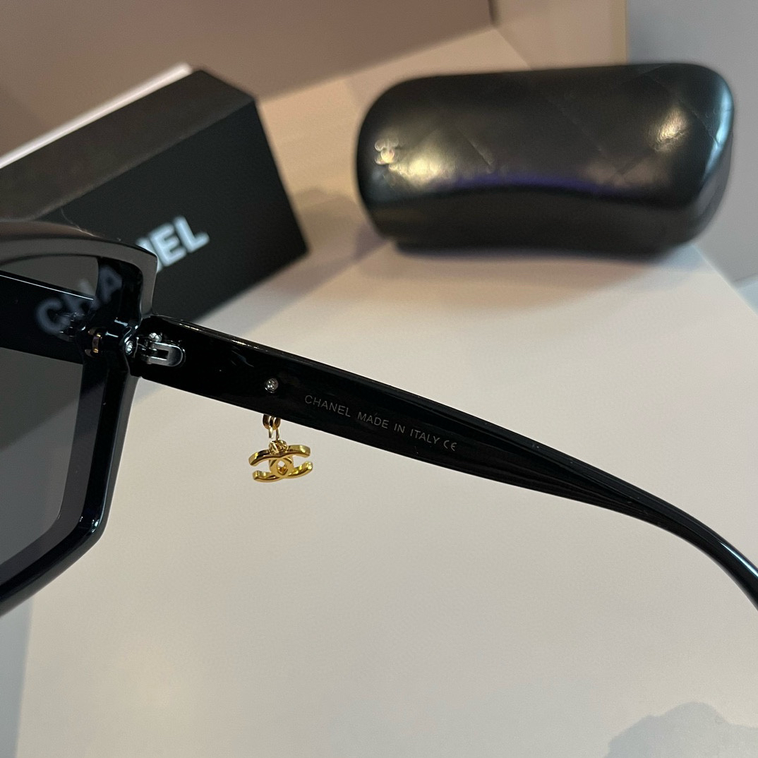 Chanel-Pendant logo Sunglasses