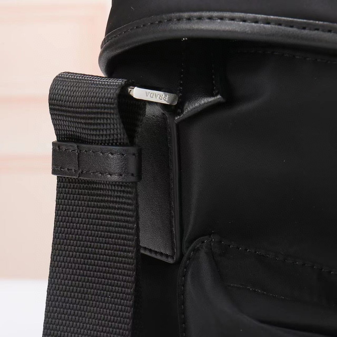 Prada-Flip cover buckle diagonal cross bag