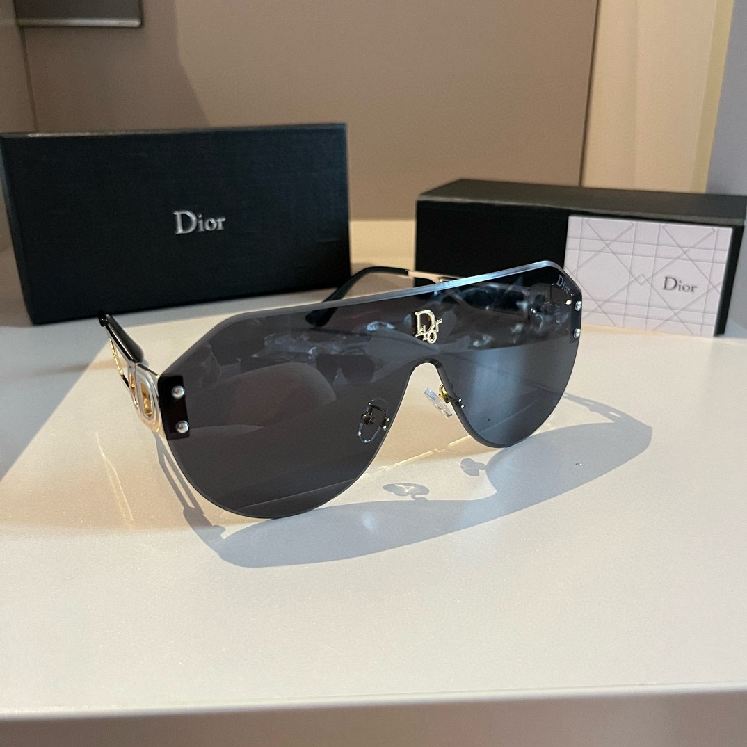 Dior-lightweight and versatile women's sunglasses