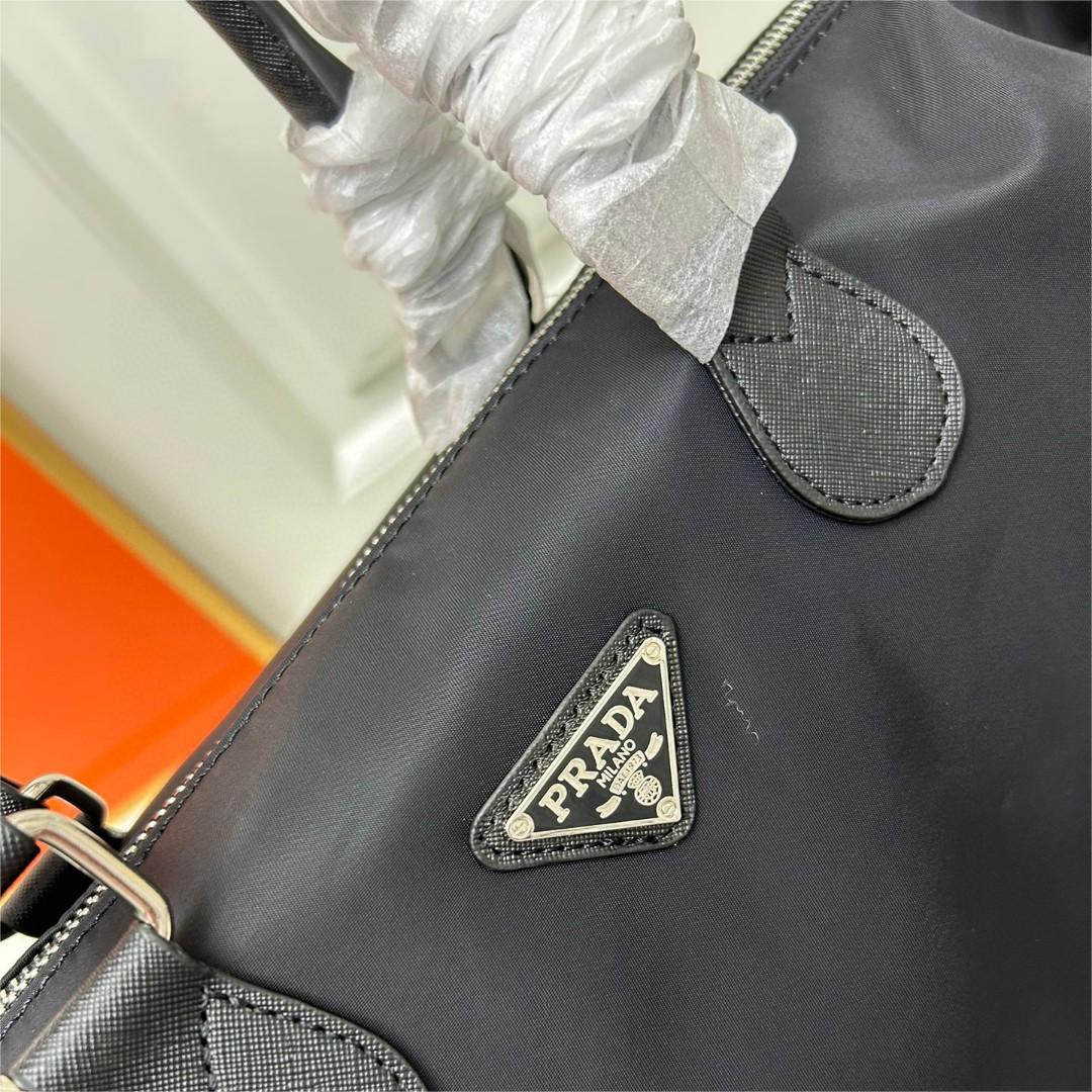 Prada-Autumn and winter tote bag