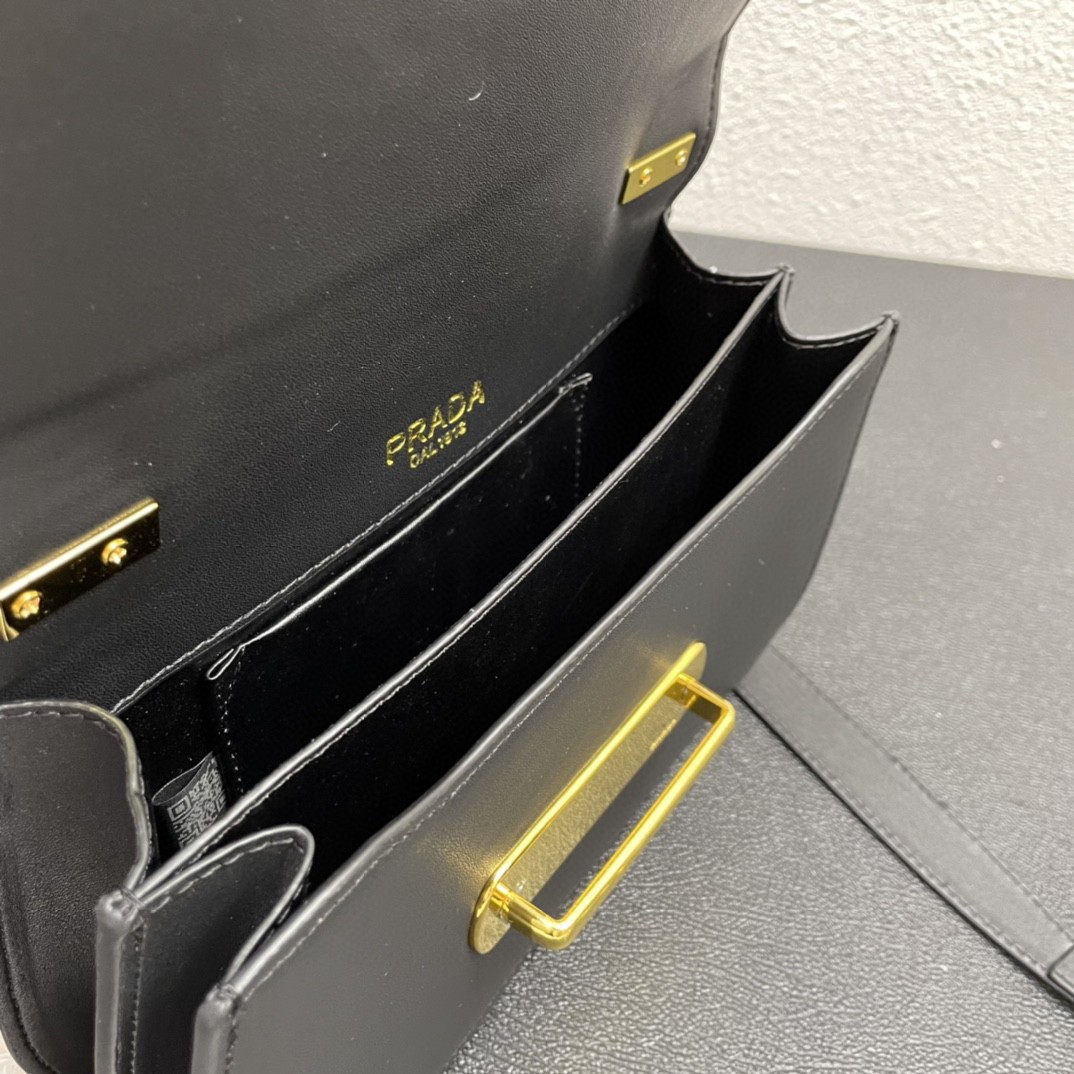 Prada-Cute tongue element chain crossbody bag