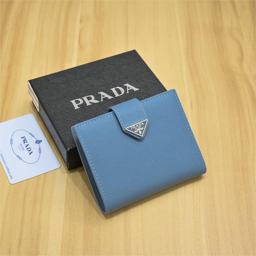 Prada-Cross shaped short clip