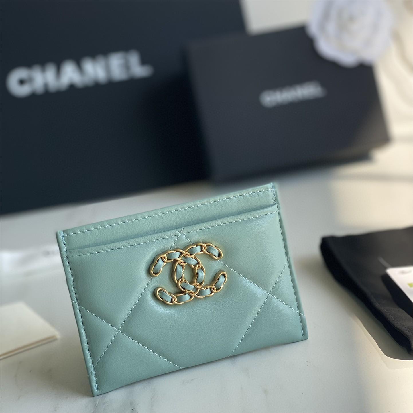 Chanel-19 series card holder with a nostalgic and retro style