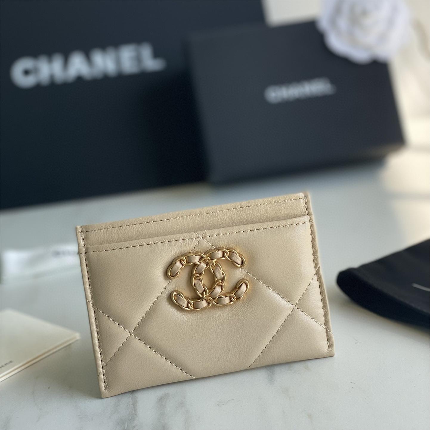 Chanel-19 series card holder with a nostalgic and retro style