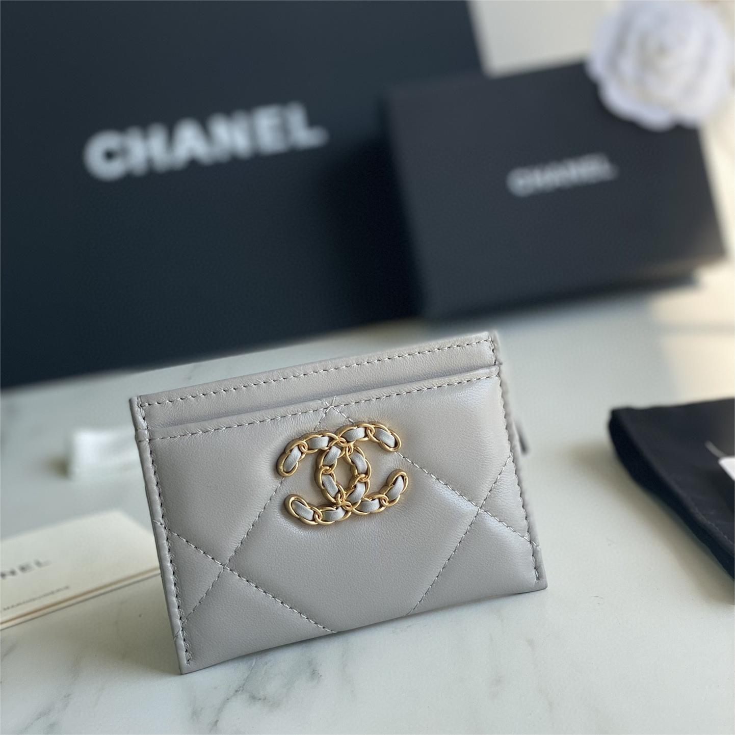 Chanel-19 series card holder with a nostalgic and retro style