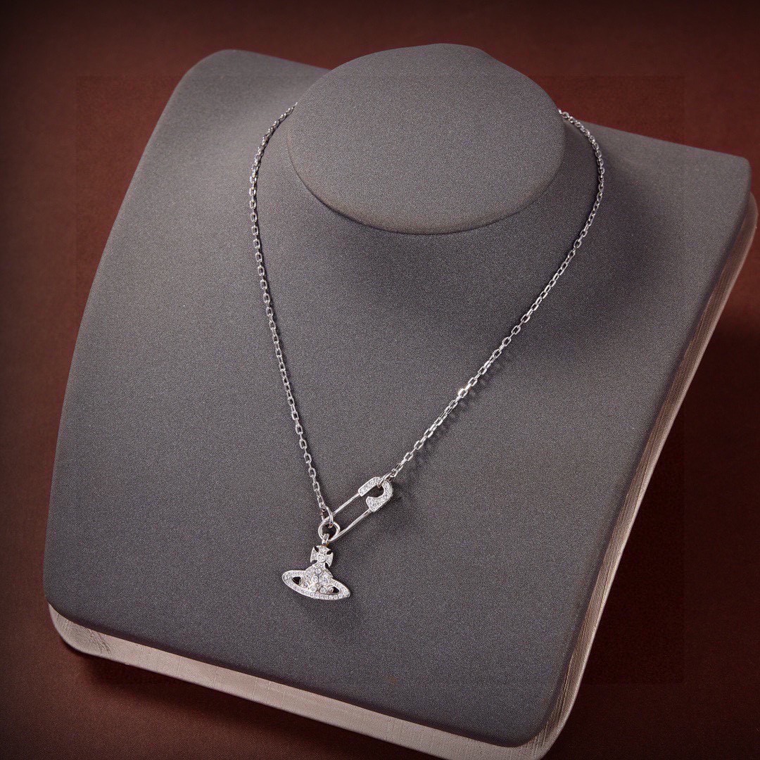 Vivienne Westwood- pearl necklace