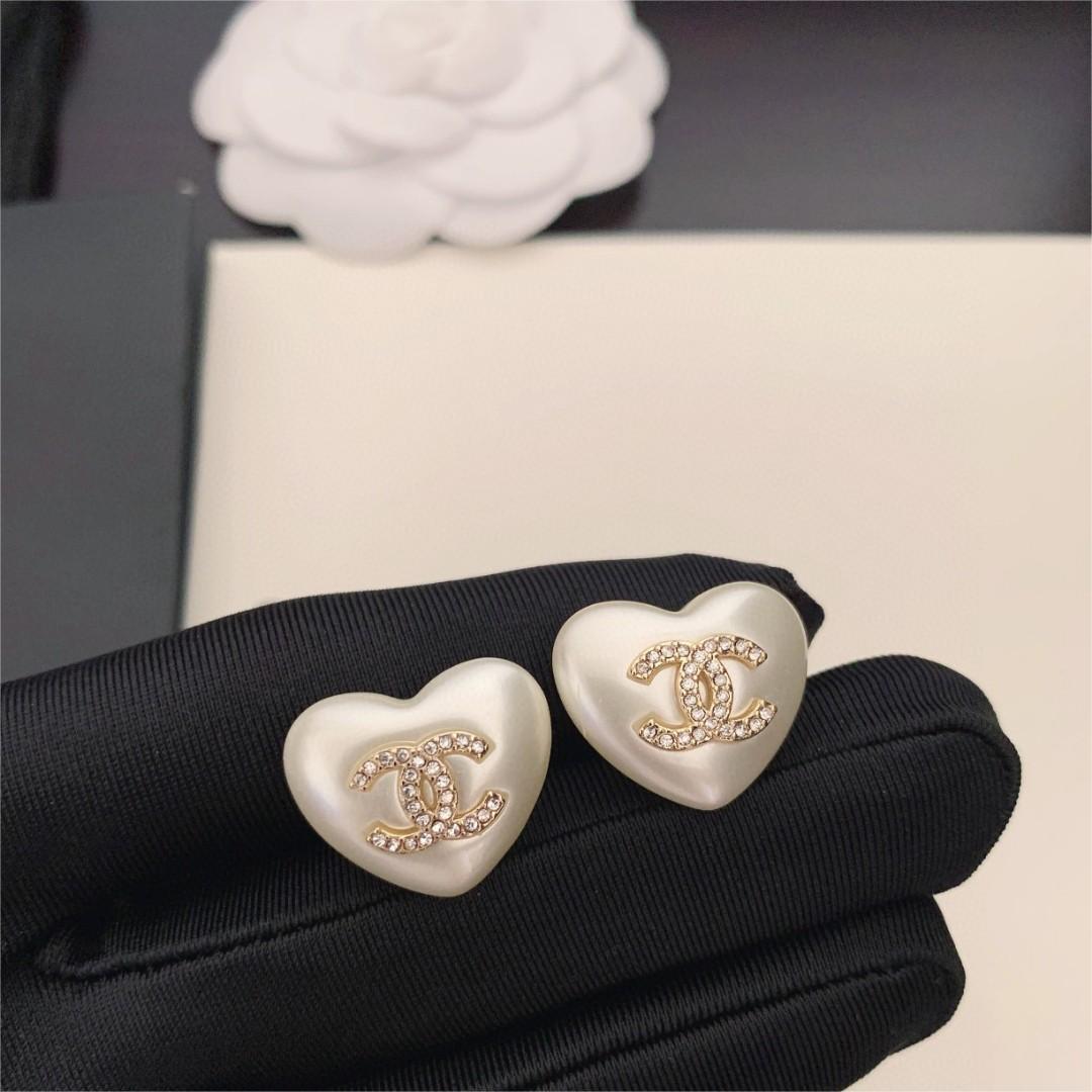 Chanel-White heart-shaped earrings