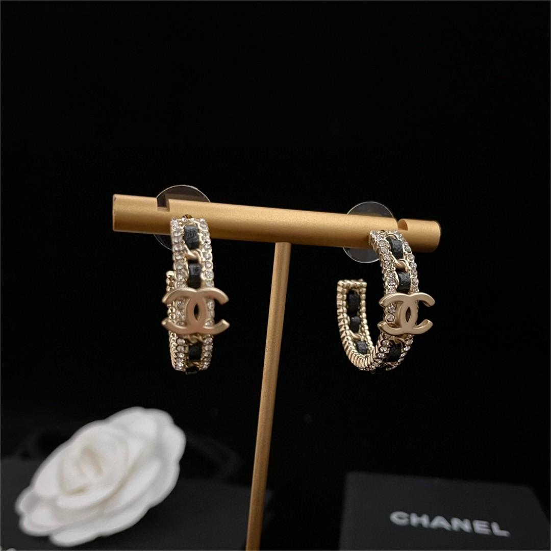 Chanel-Black leather earrings made of brass material