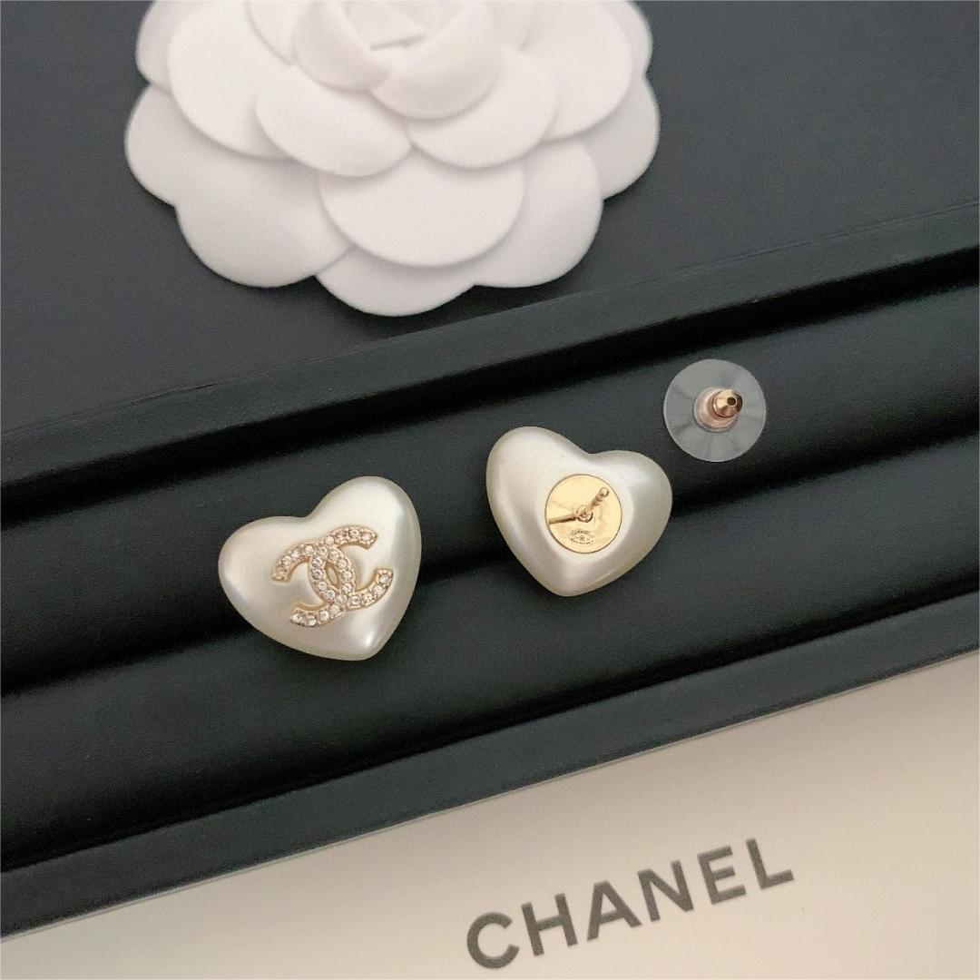 Chanel-White heart-shaped earrings