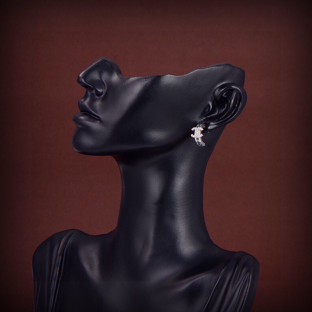 Chanel-Elegant and elegant carved earrings