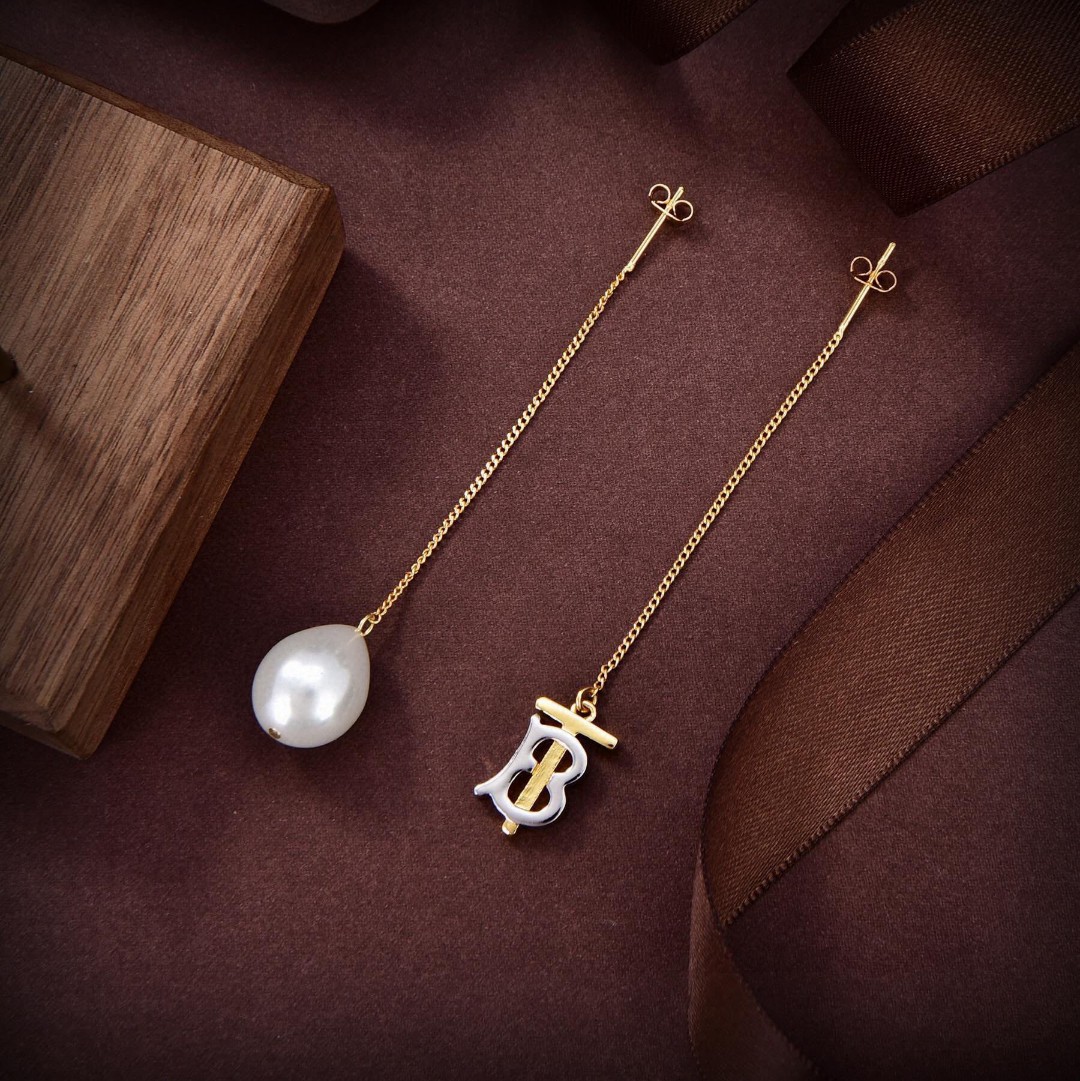 Burberry-Pearl pendant earrings
