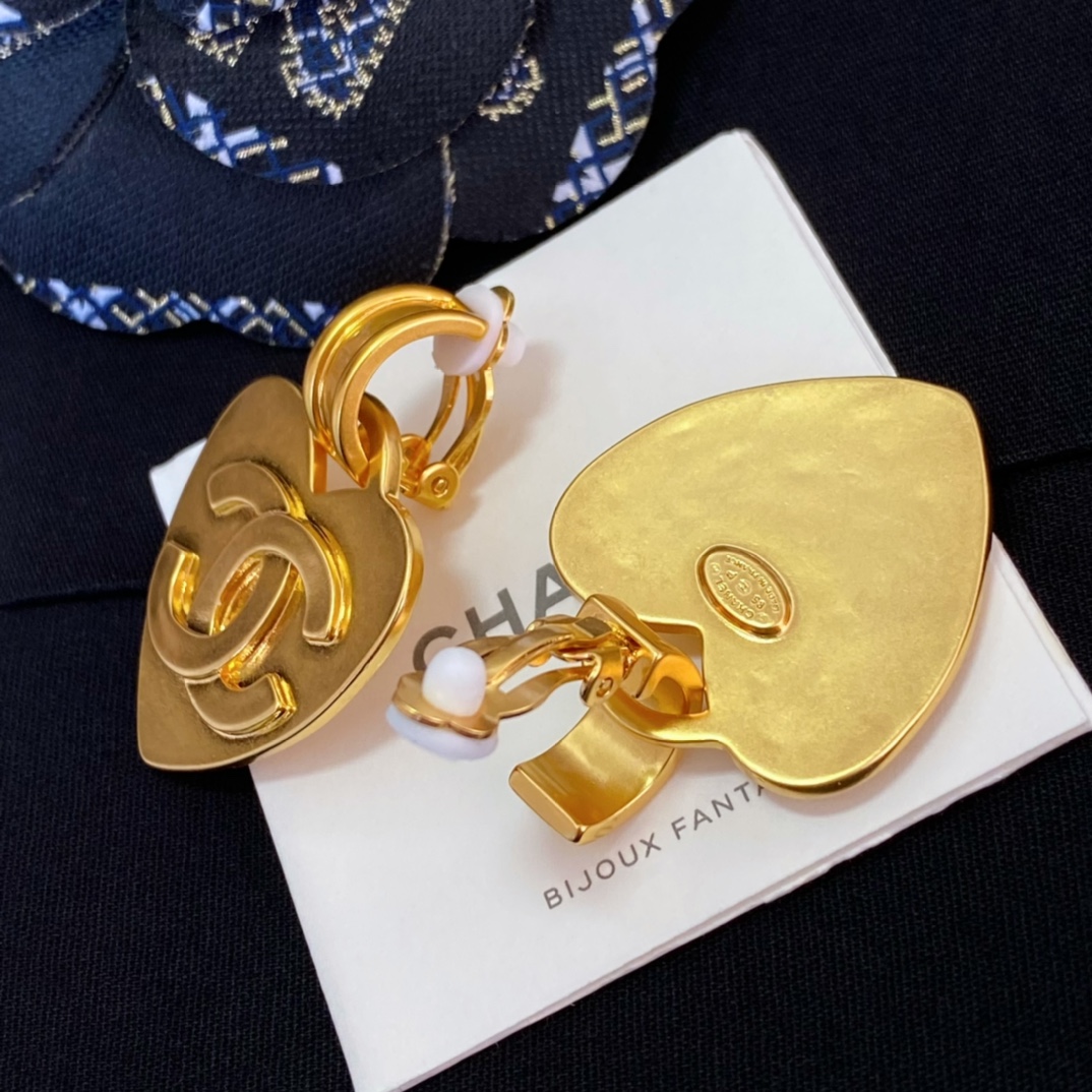 Chanel-Retro style heart-shaped ear clip