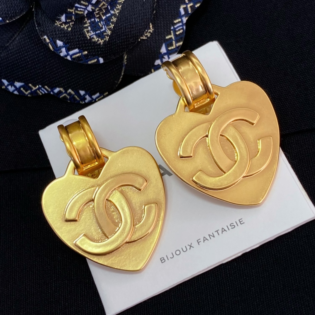 Chanel-Retro style heart-shaped ear clip