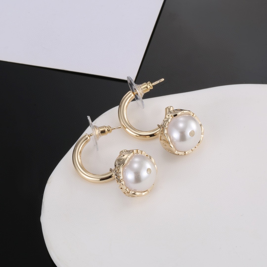 Chanel-Golden letter double C pearl earrings