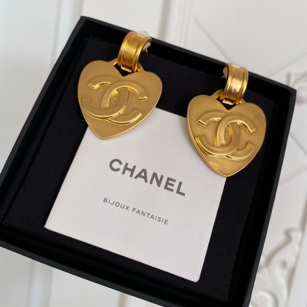 Chanel-Retro style heart-shaped ear clip
