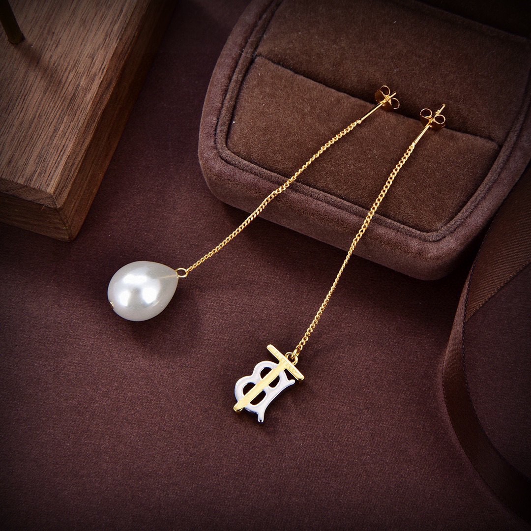 Burberry-Pearl pendant earrings