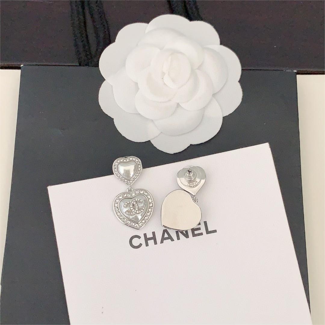 Chanel-White gold heart-shaped pearl earrings