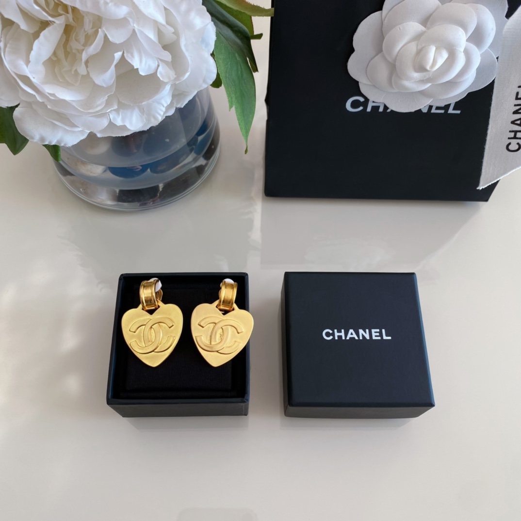 Chanel-Retro style heart-shaped ear clip
