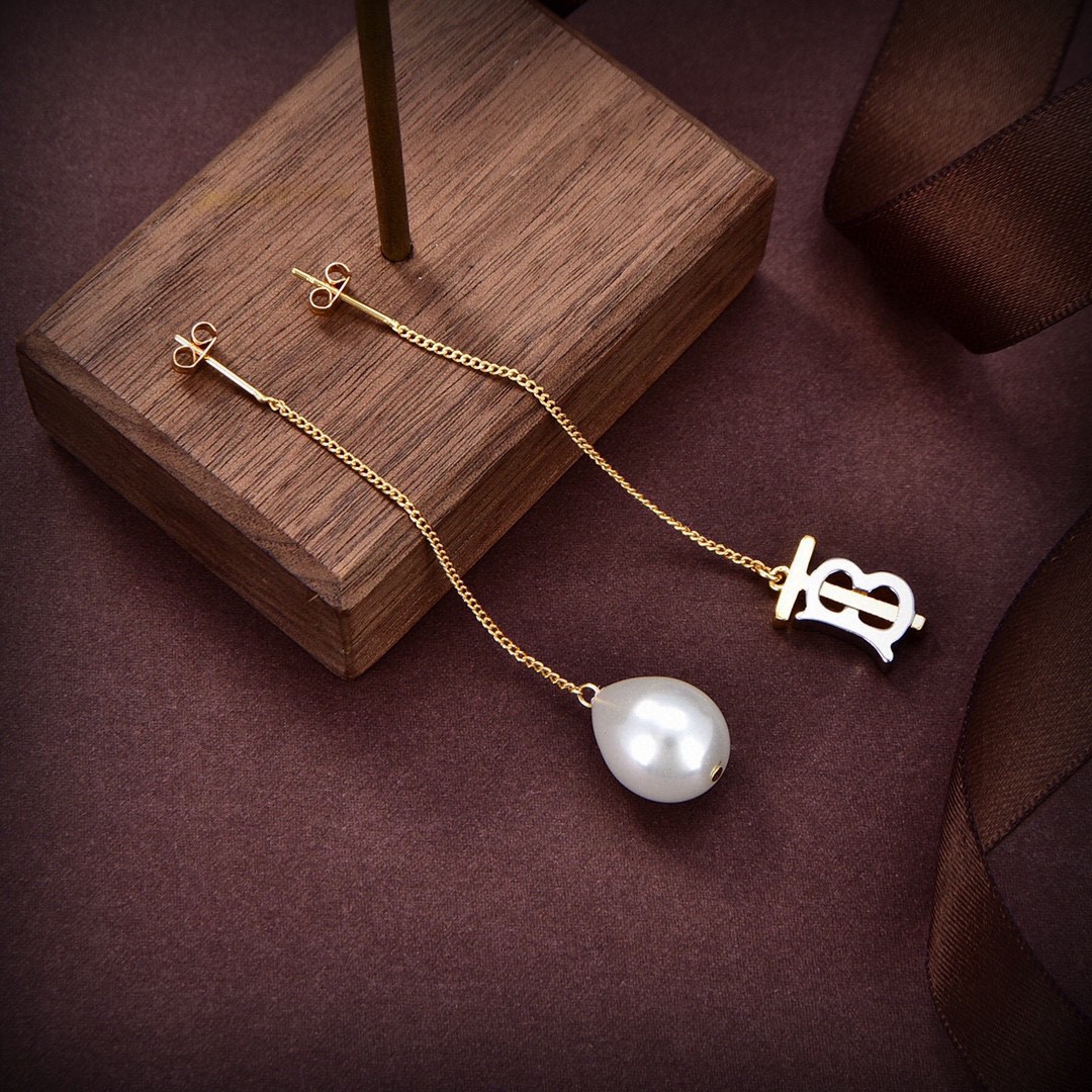 Burberry-Pearl pendant earrings