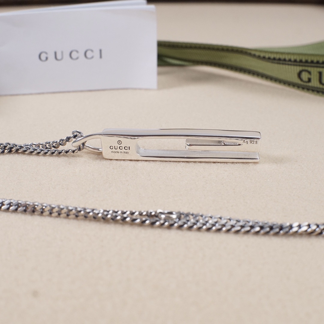 GUCCI-Rectangular G-shaped necklace with hollowed out bar shape
