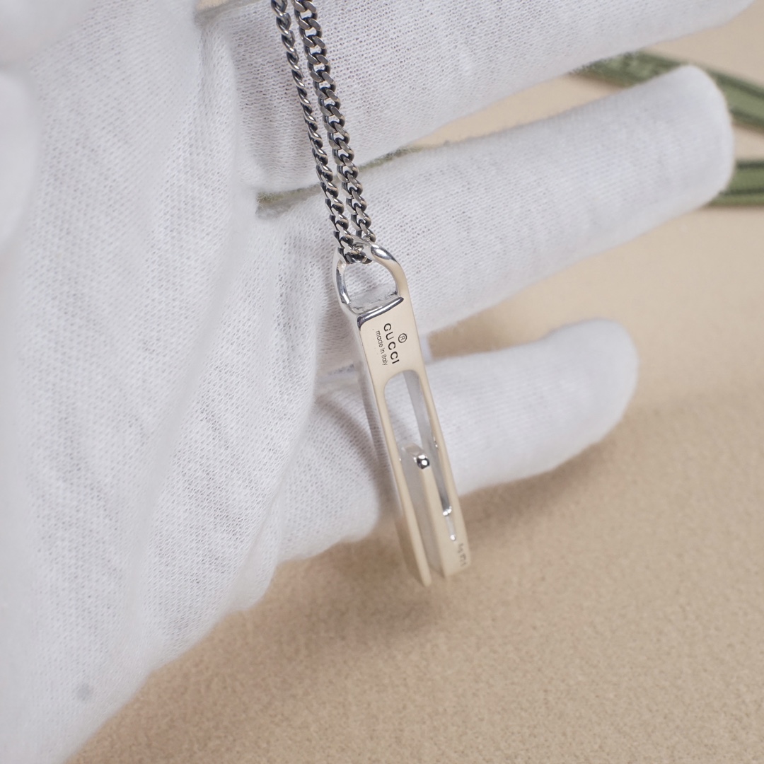 GUCCI-Rectangular G-shaped necklace with hollowed out bar shape