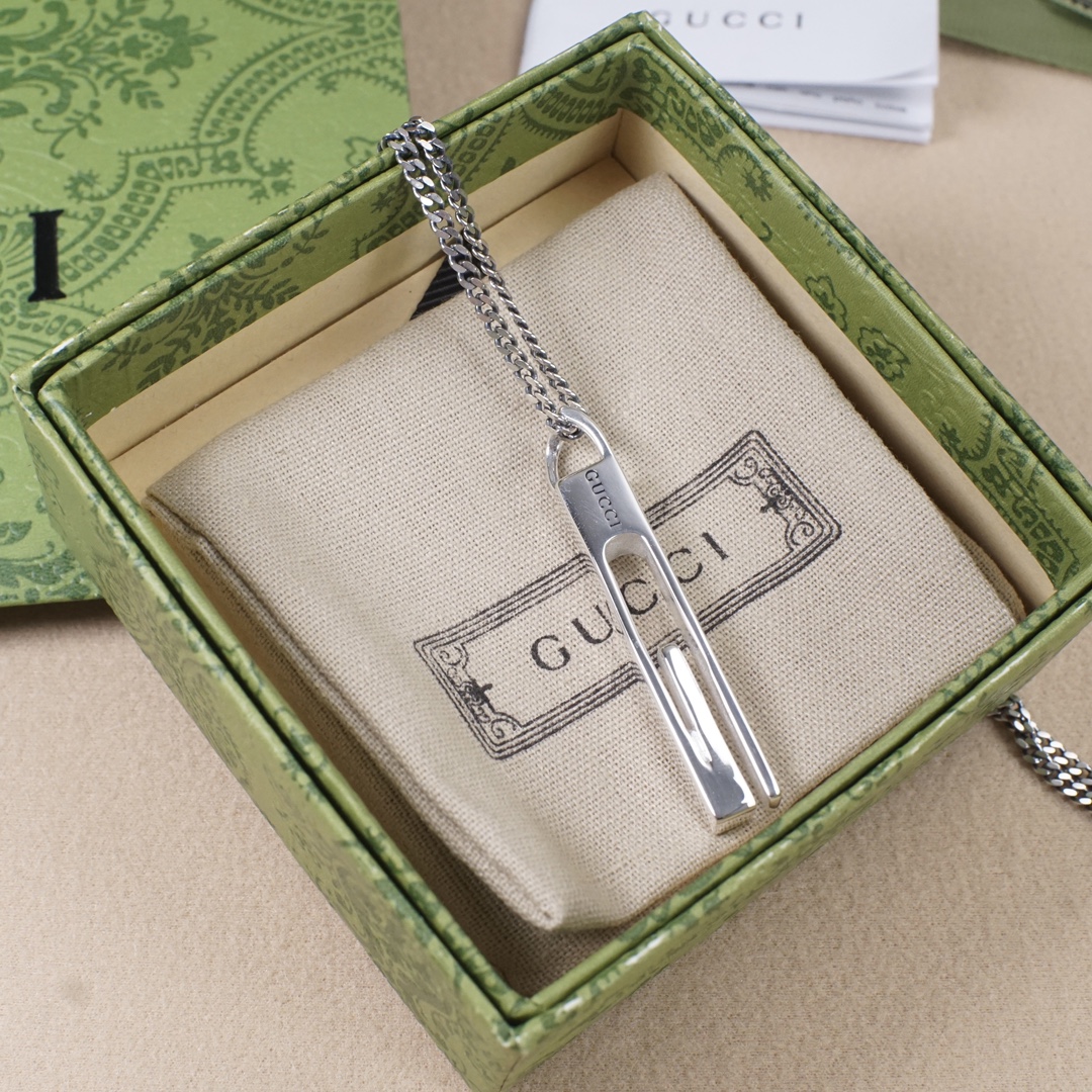 GUCCI-Rectangular G-shaped necklace with hollowed out bar shape