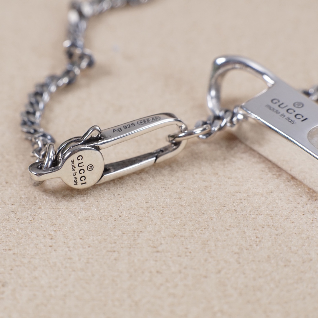 GUCCI-Rectangular G-shaped necklace with hollowed out bar shape