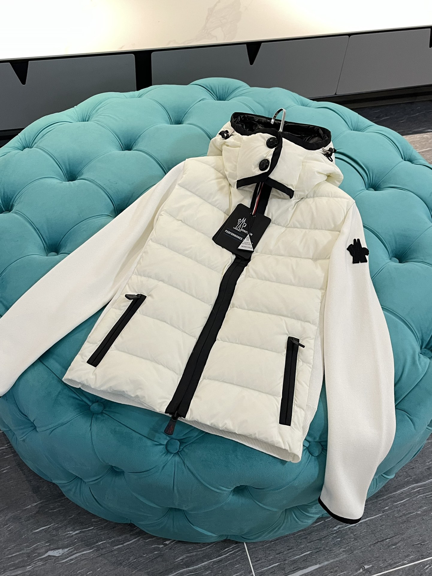 Moncler-High end black label skiing series