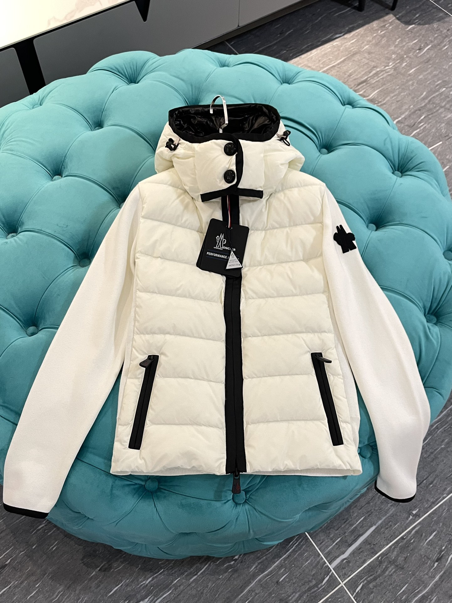 Moncler-High end black label skiing series