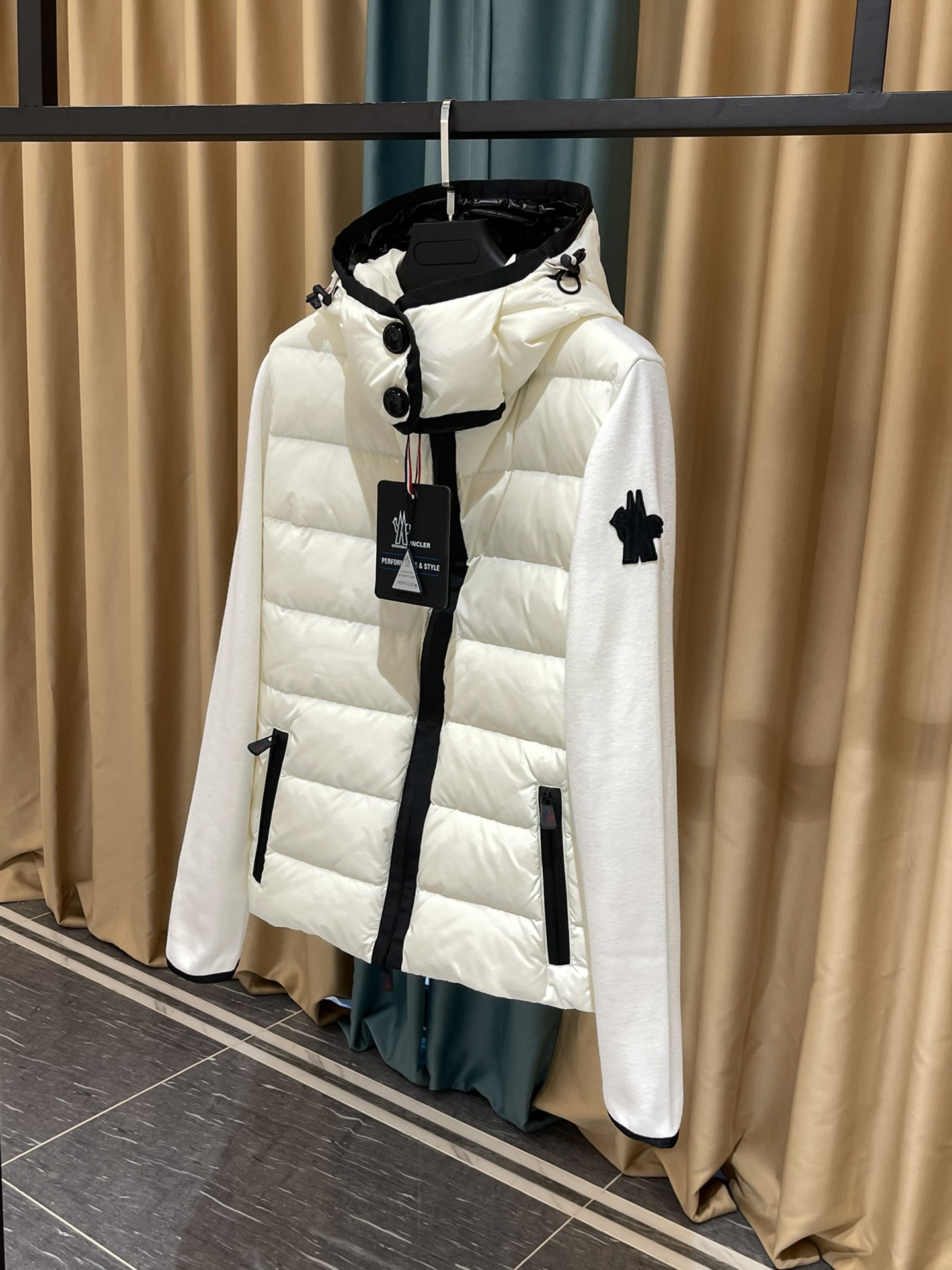 Moncler-High end black label skiing series