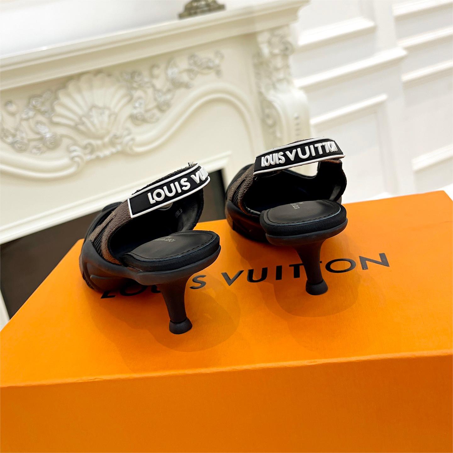 LV-Pointed sandals