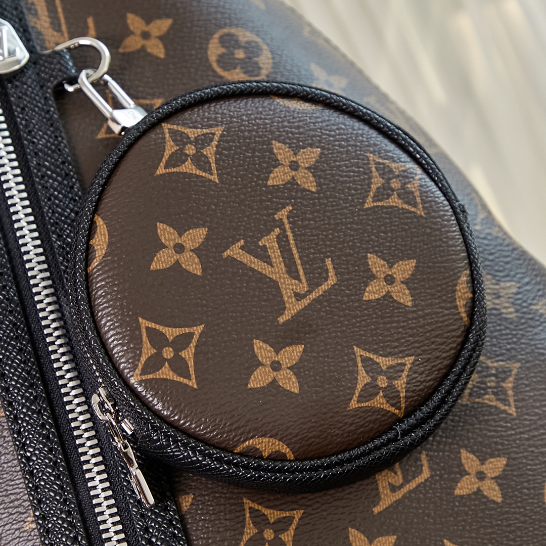 LV-Monogram canvas and Ta ï ga cowhide leather