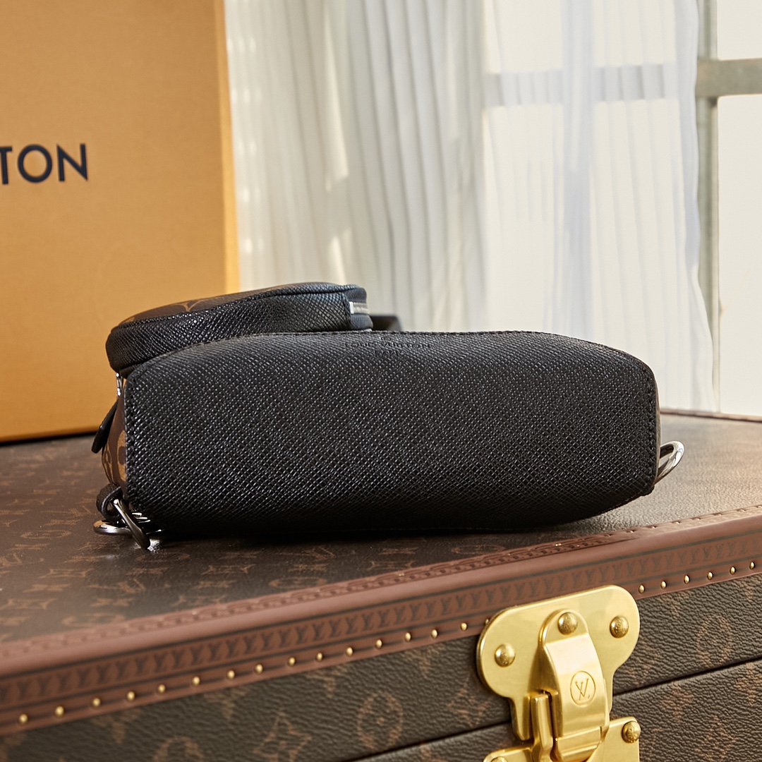 LV-Monogram canvas and Ta ï ga cowhide leather