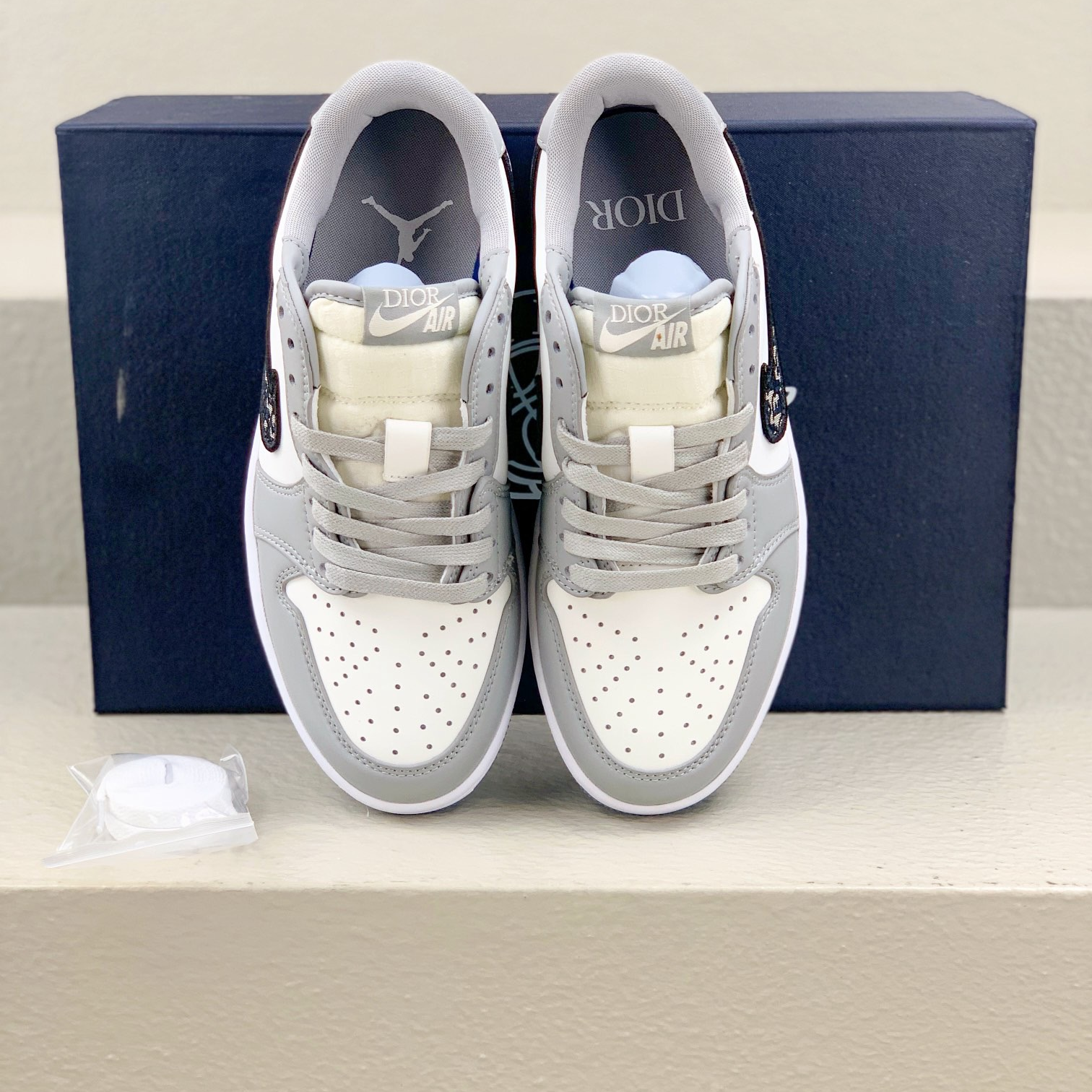 DIOR x Jordan Air Jordan 1 - White and Grey Retro Basketball Shoes