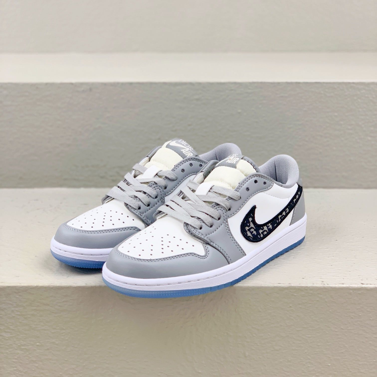 DIOR x Jordan Air Jordan 1 - White and Grey Retro Basketball Shoes