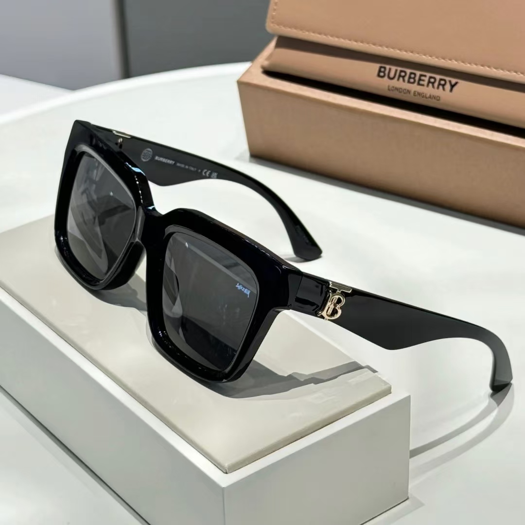 BURBERRY - Box Sunglasses