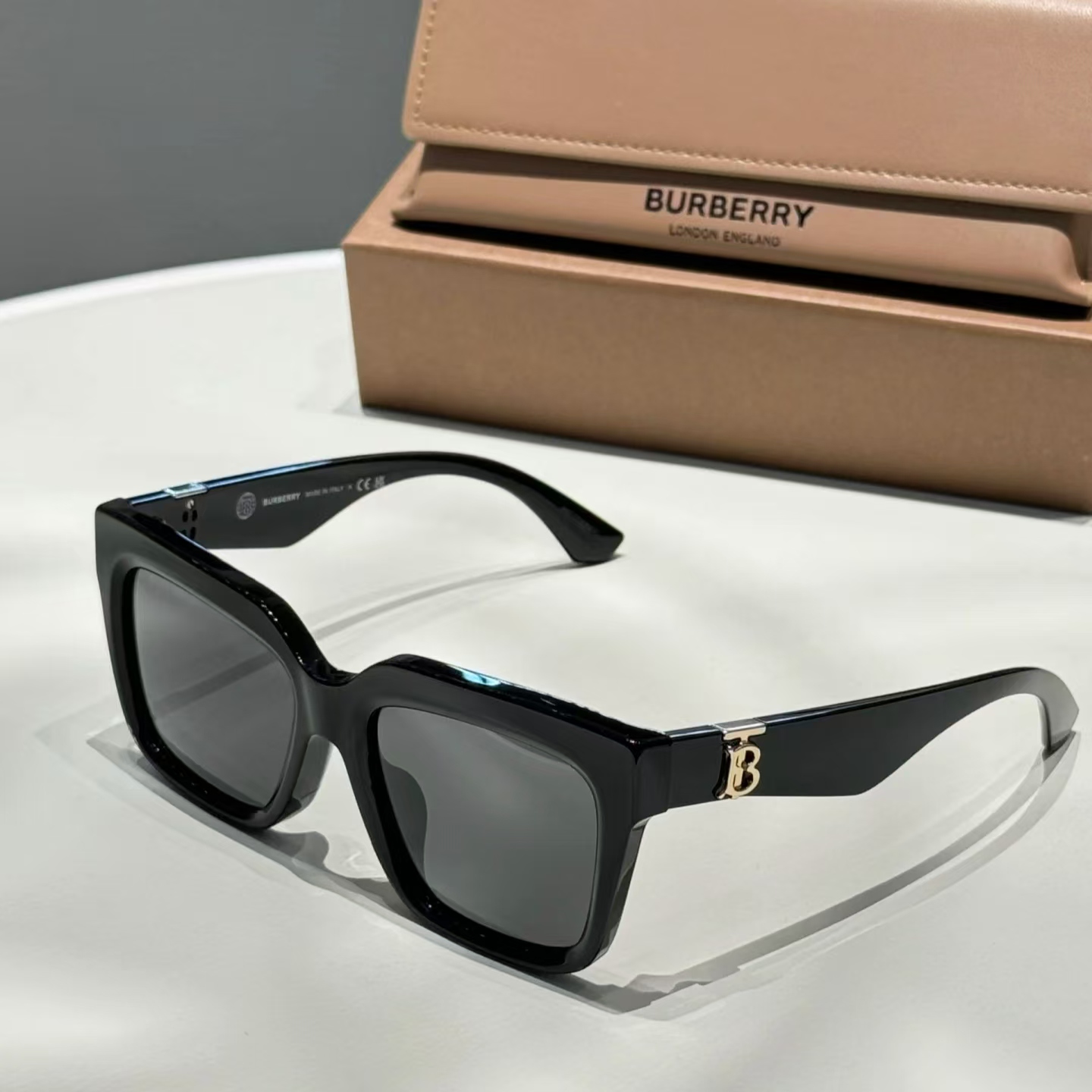 BURBERRY - Box Sunglasses