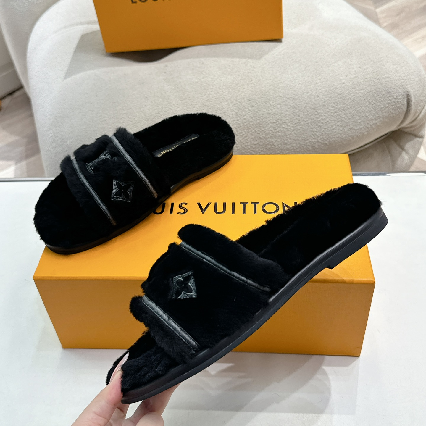 LV - Thick-soled Fur Slippers