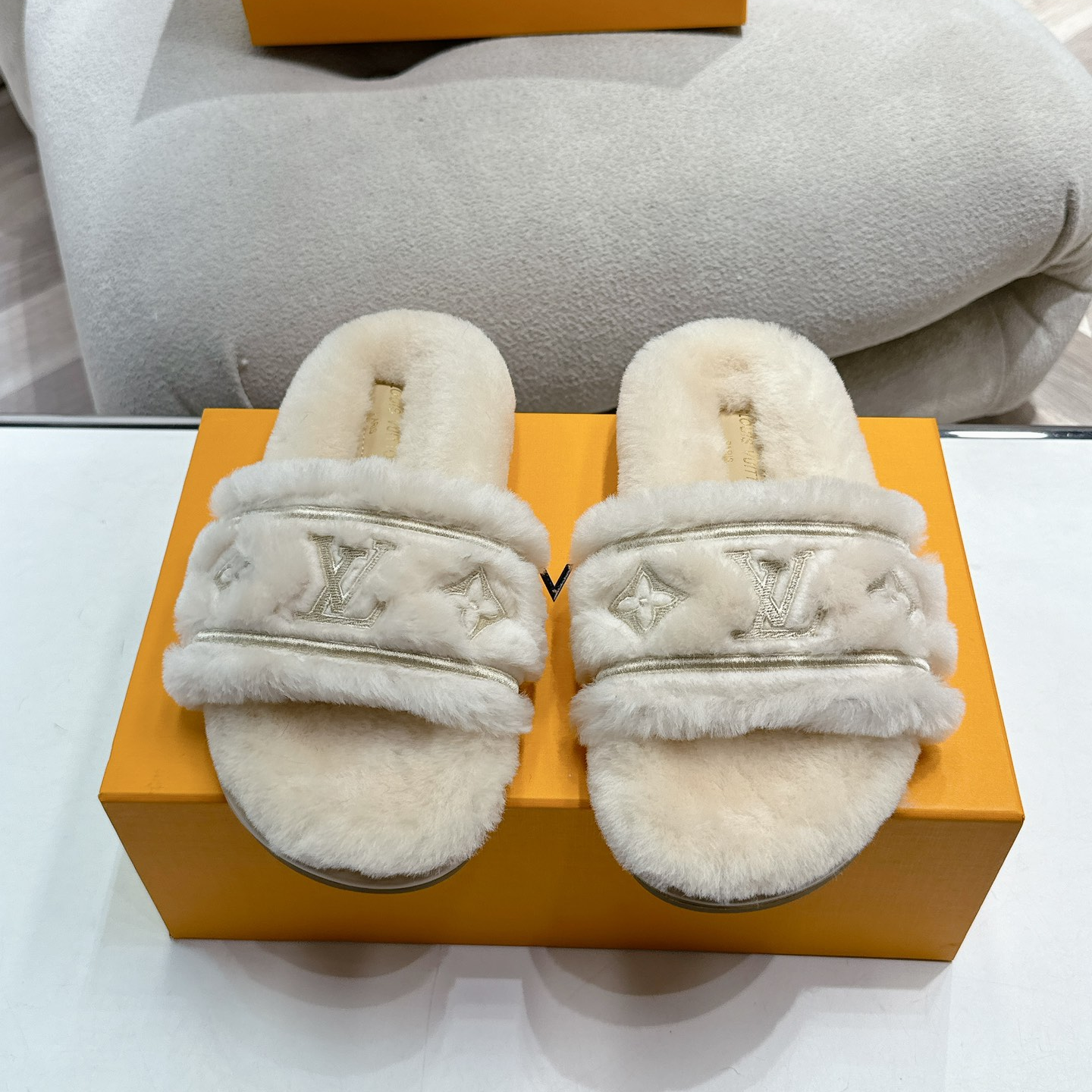 LV - Thick-soled Fur Slippers