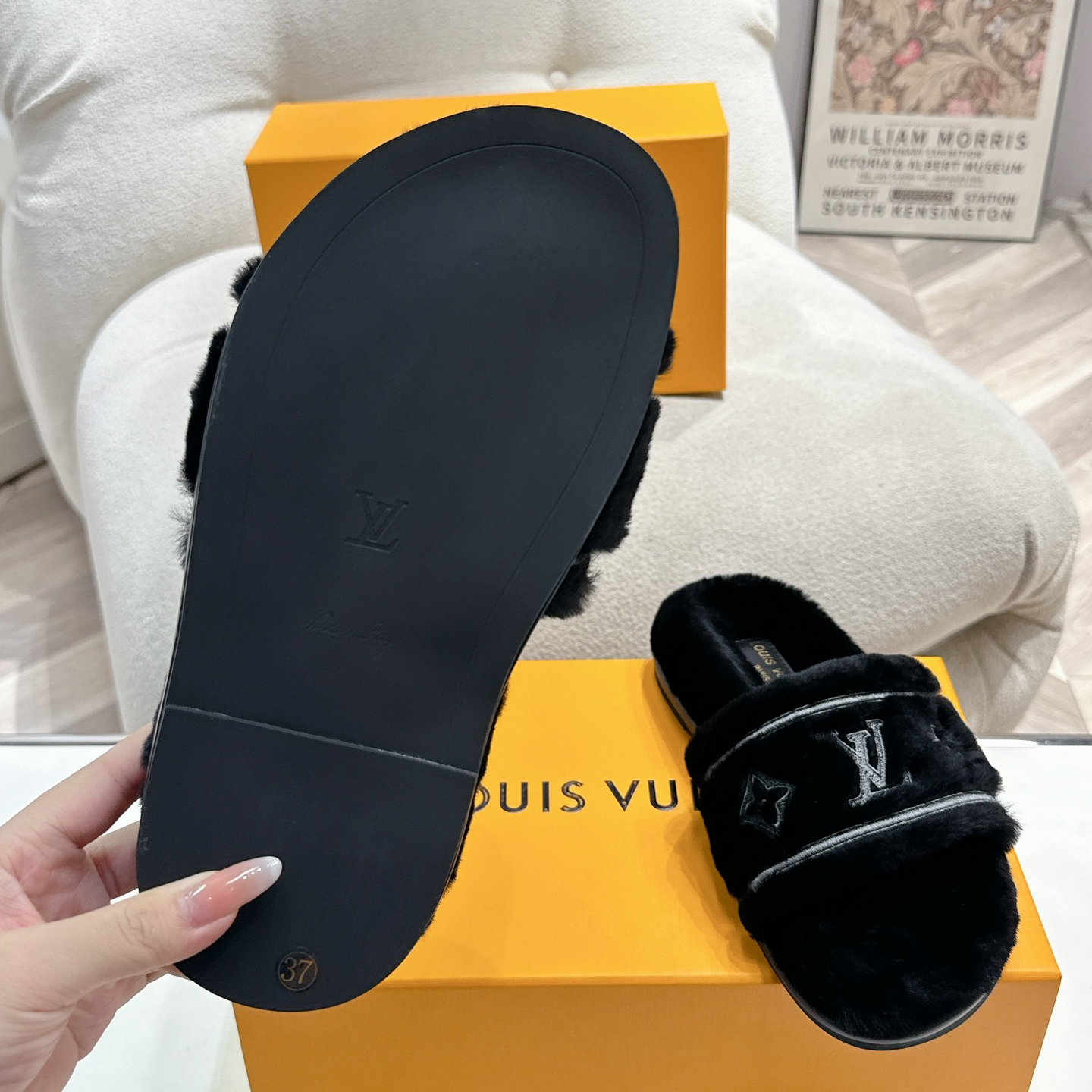 LV - Thick-soled Fur Slippers