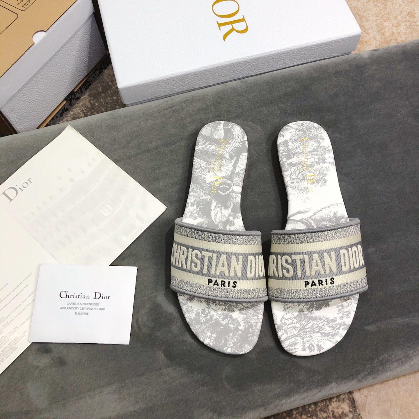 Dior-One line embroidery flat bottom