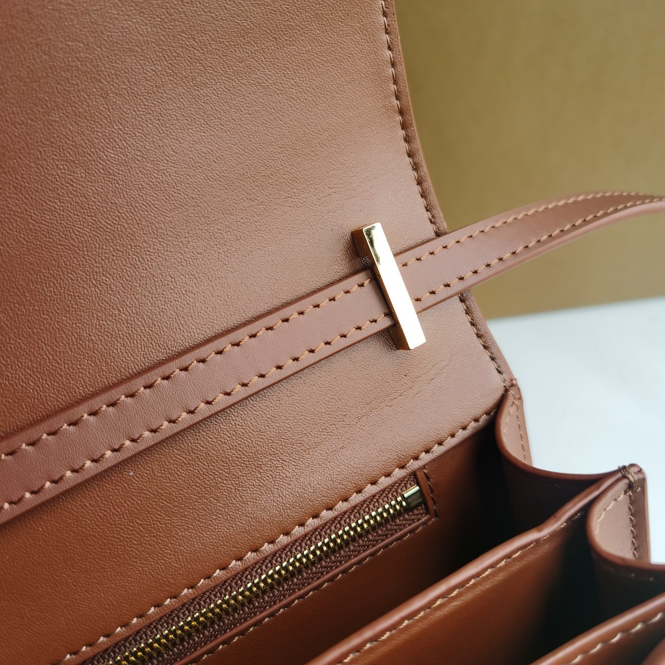 Burberry-Leather Lock Bag