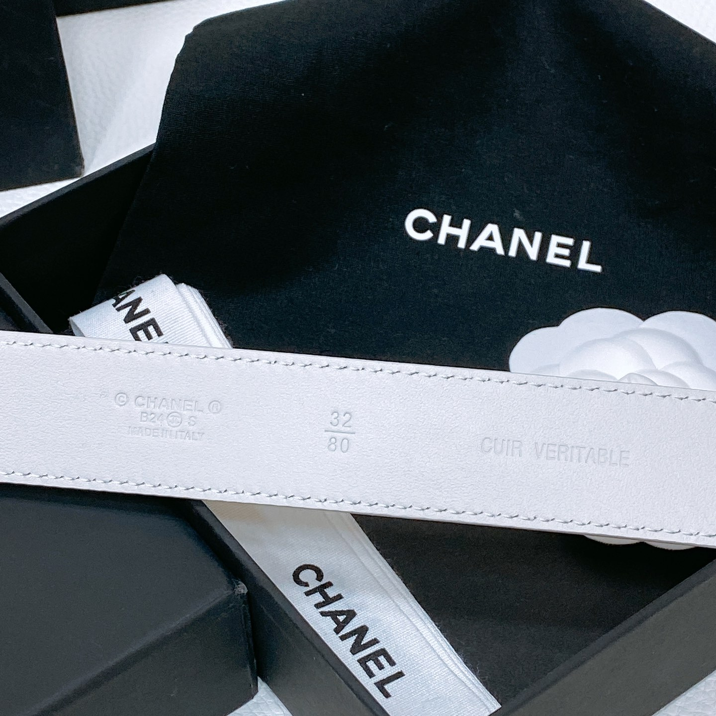 Chanel-Flat leather belt with cowhide pattern