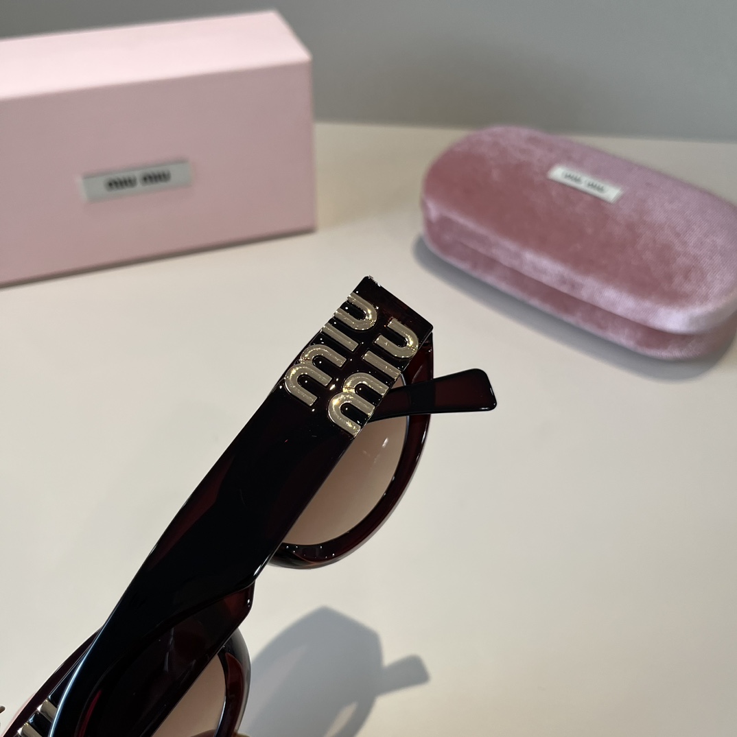 MIUMIU- cat-eye sunglasses