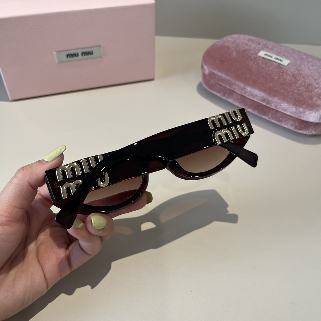 MIUMIU- cat-eye sunglasses