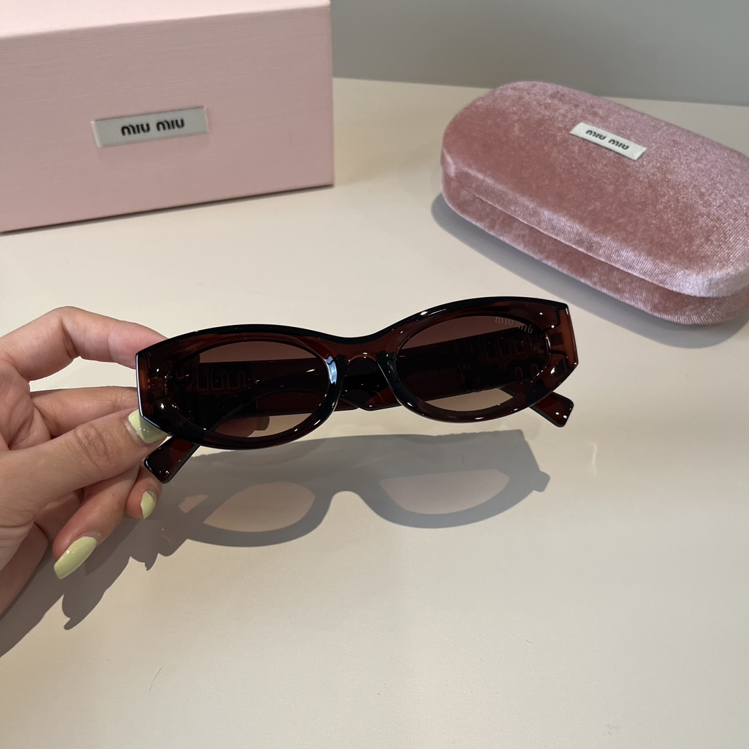 MIUMIU- cat-eye sunglasses