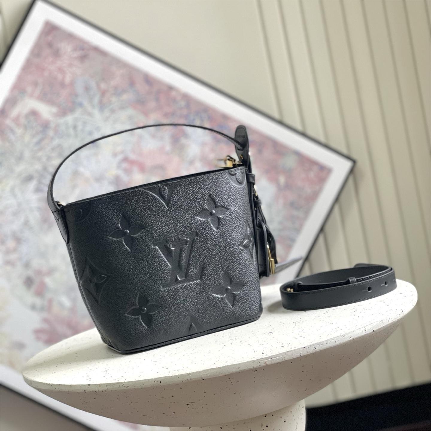LV-Monogram Emeinte Simple bucket bag